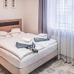1 Bedroom Beautiful In 莱鲍